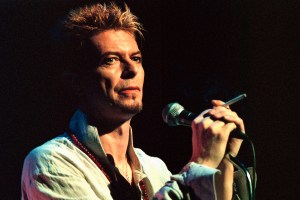 AMSTERDAM, NETHERLANDS - JUNE 10: David Bowie, vocal, performs at the Paradiso on 10th June 1997 in Amsterdam, Netherlands. (Photo by Frans Schellekens/Redferns)